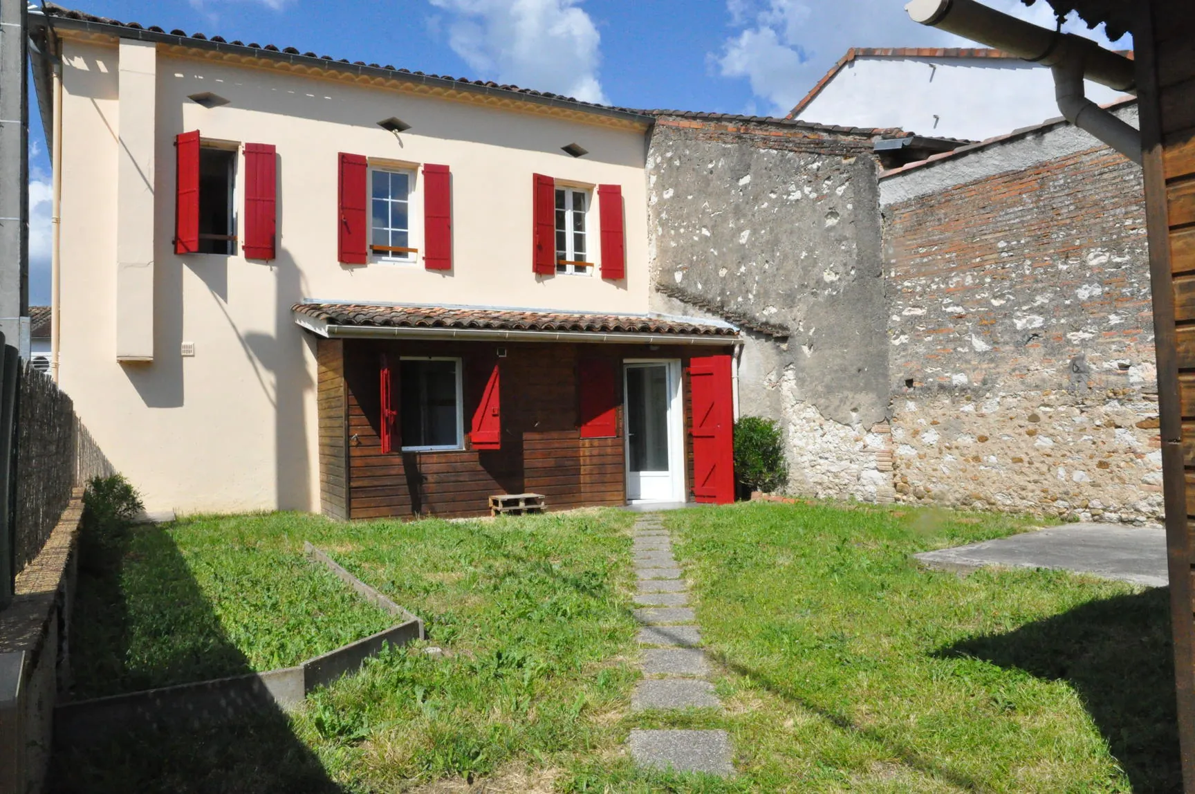 Immeuble de rapport à Briatexte avec 4 appartements et local professionnel 