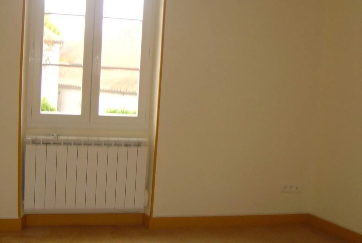 Immeuble de rapport à Briatexte avec 4 appartements et local professionnel 