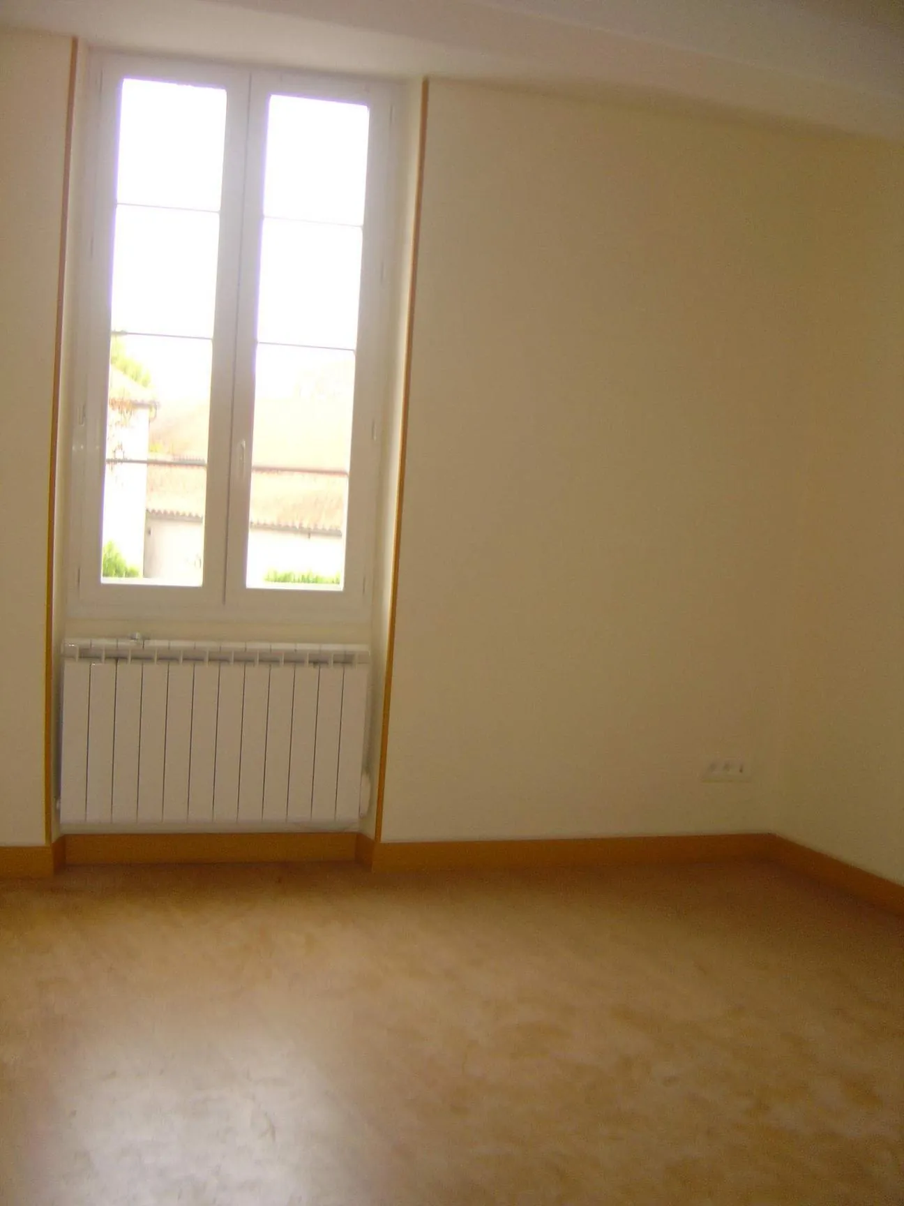 Immeuble de rapport à Briatexte avec 4 appartements et local professionnel 