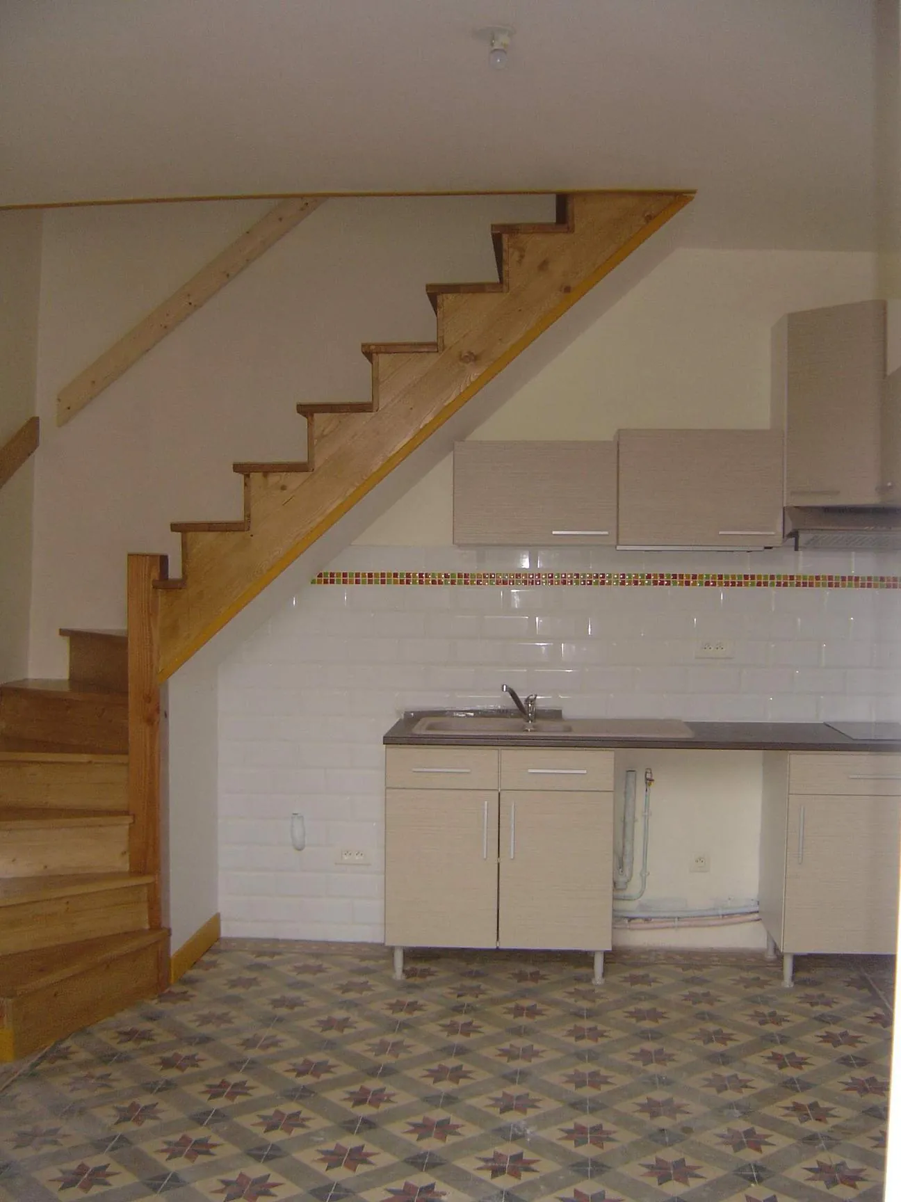 Immeuble de rapport à Briatexte avec 4 appartements et local professionnel 