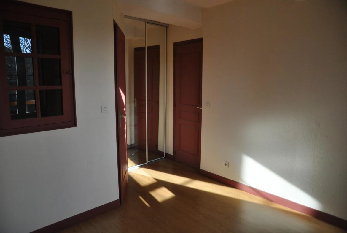 Immeuble de rapport à Briatexte avec 4 appartements et local professionnel 
