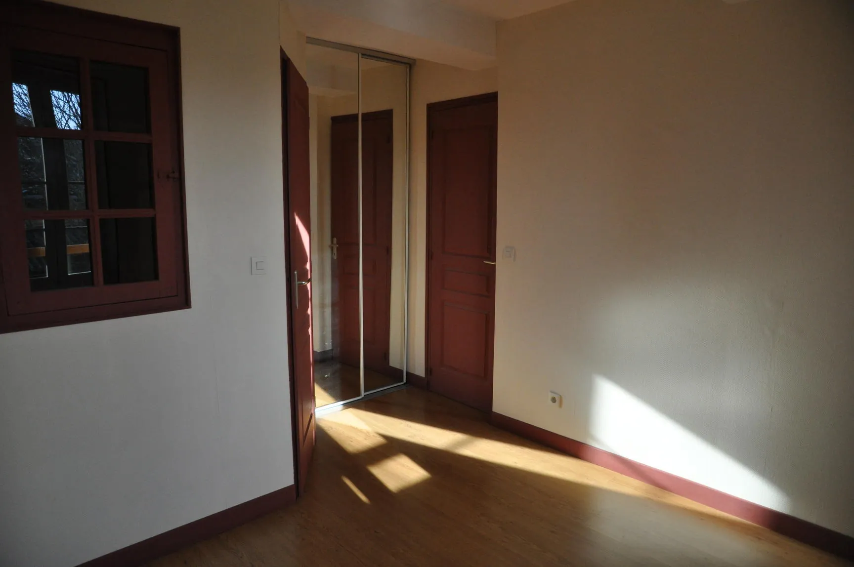 Immeuble de rapport à Briatexte avec 4 appartements et local professionnel 