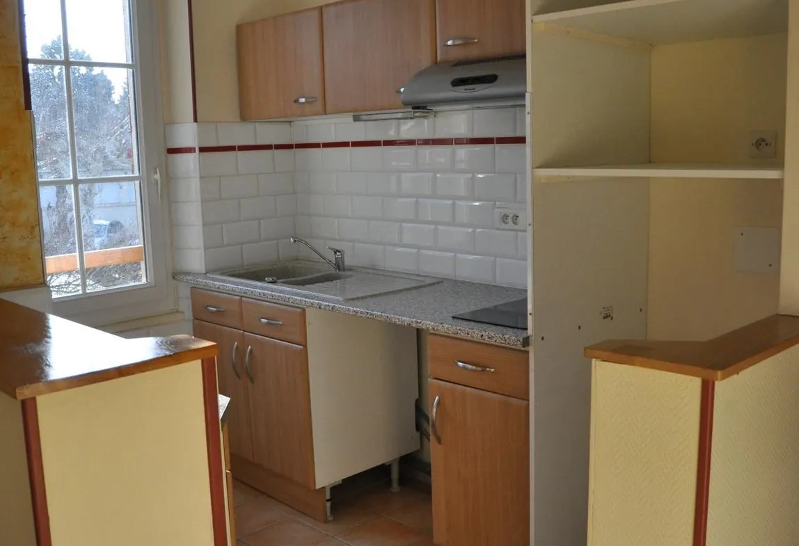 Immeuble de rapport à Briatexte avec 4 appartements et local professionnel 