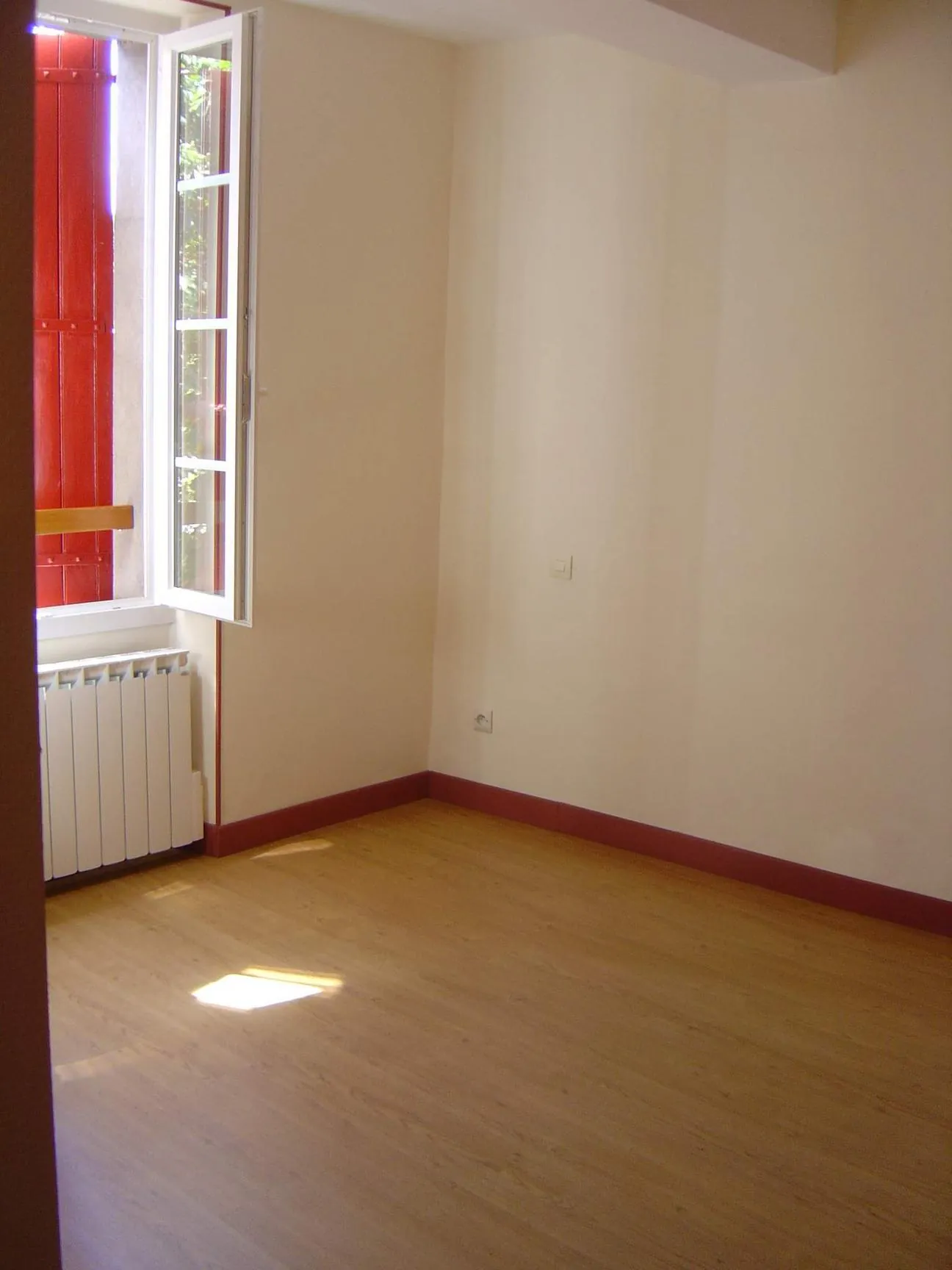 Immeuble de rapport à Briatexte avec 4 appartements et local professionnel 