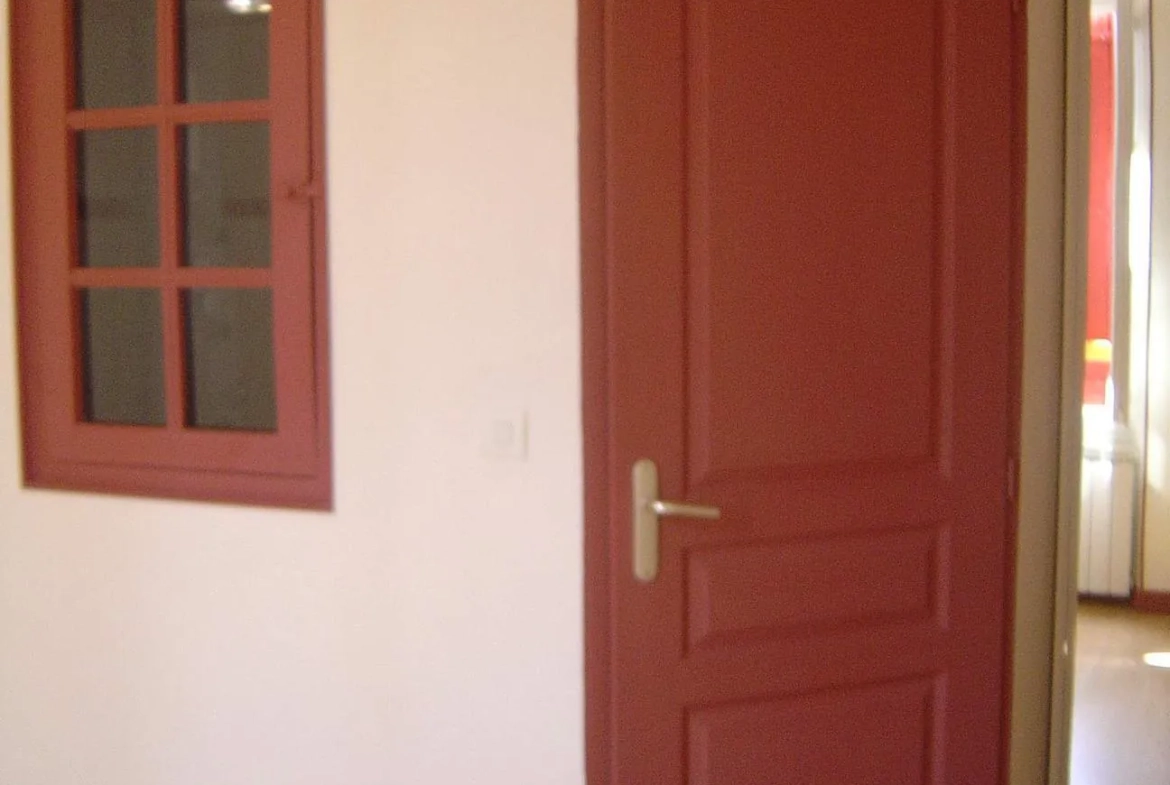 Immeuble de rapport à Briatexte avec 4 appartements et local professionnel 