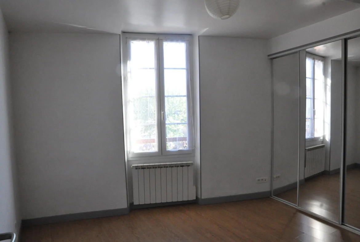 Immeuble de rapport à Briatexte avec 4 appartements et local professionnel 