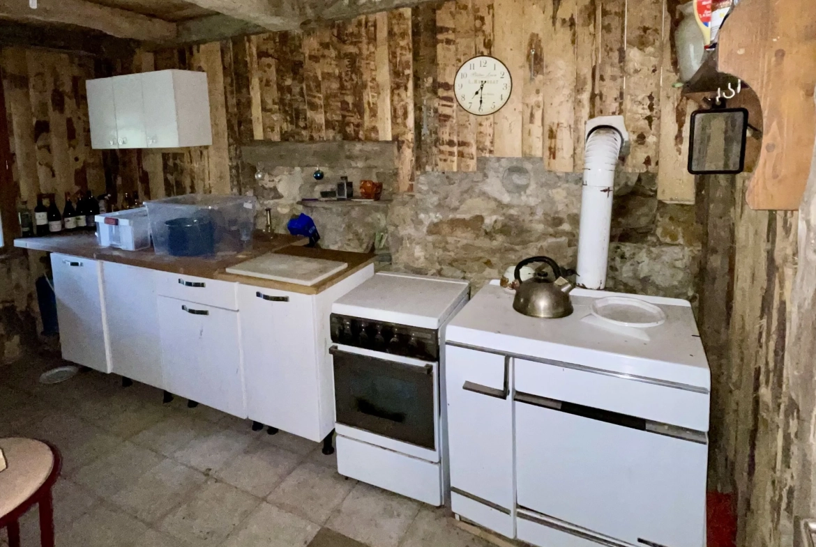 Étable aménagée en zone forestière à Duingt, terrain de 1642 m² 