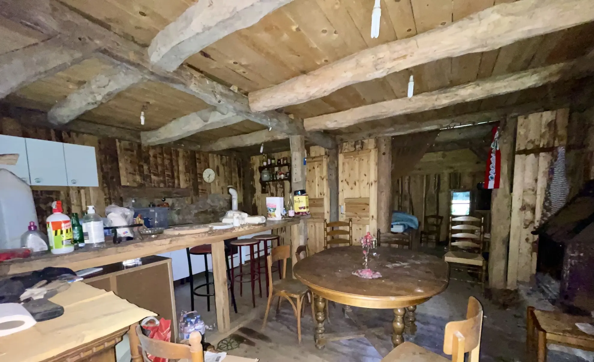 Étable aménagée en zone forestière à Duingt, terrain de 1642 m² 