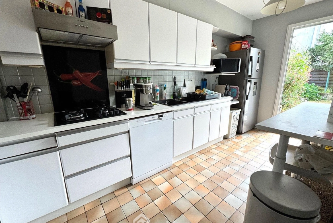 Maison mitoyenne de 88m² à Bondoufle avec jardin et garage 