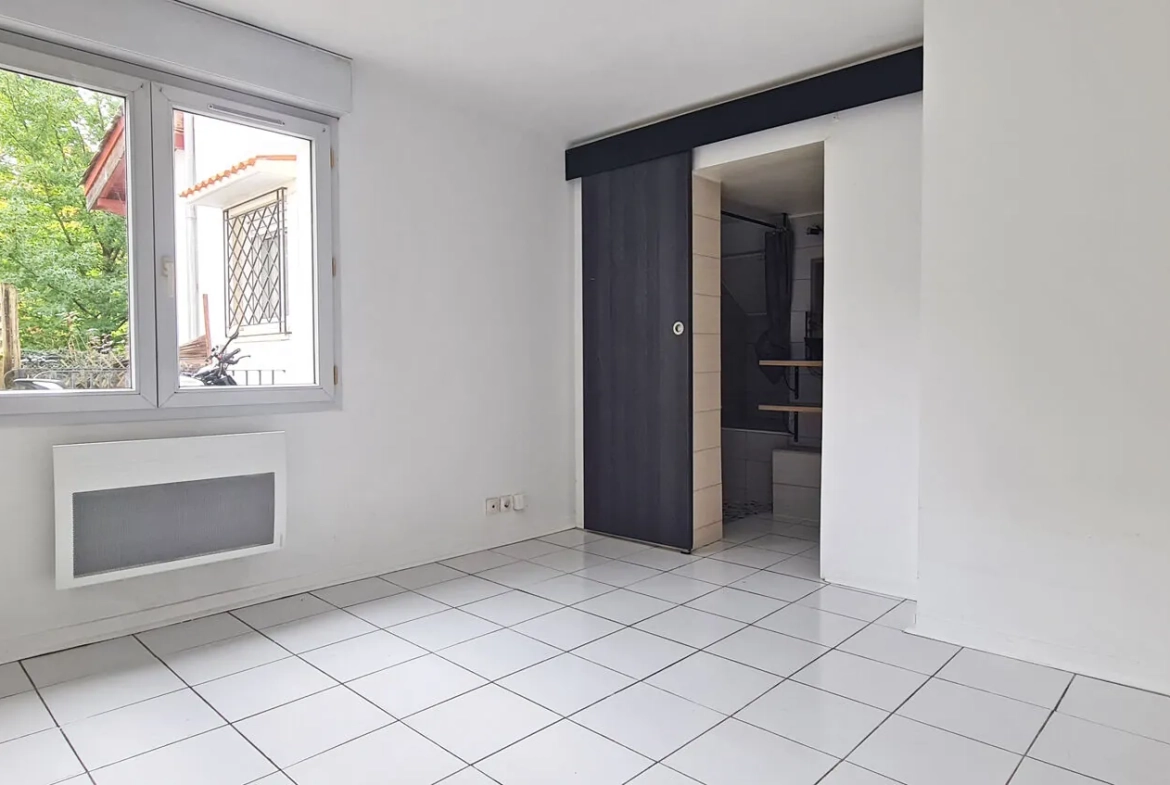 Appartement F2 avec jardin à Bayonne Beyris, double exposition, parking, à proximité des commodités 