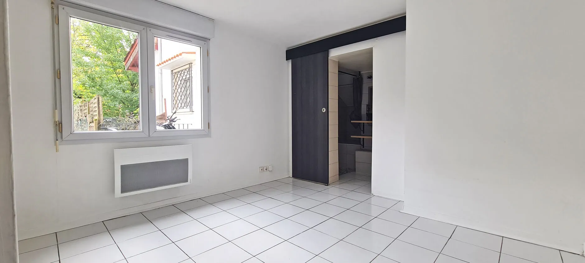 Appartement F2 avec jardin à Bayonne Beyris, double exposition, parking, à proximité des commodités 