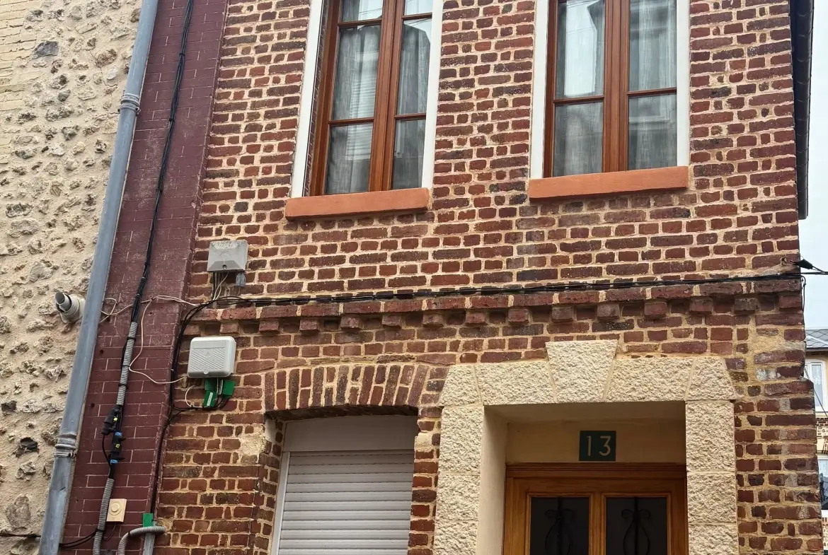 Maison en briques et silex au centre de Fécamp avec 2 chambres 