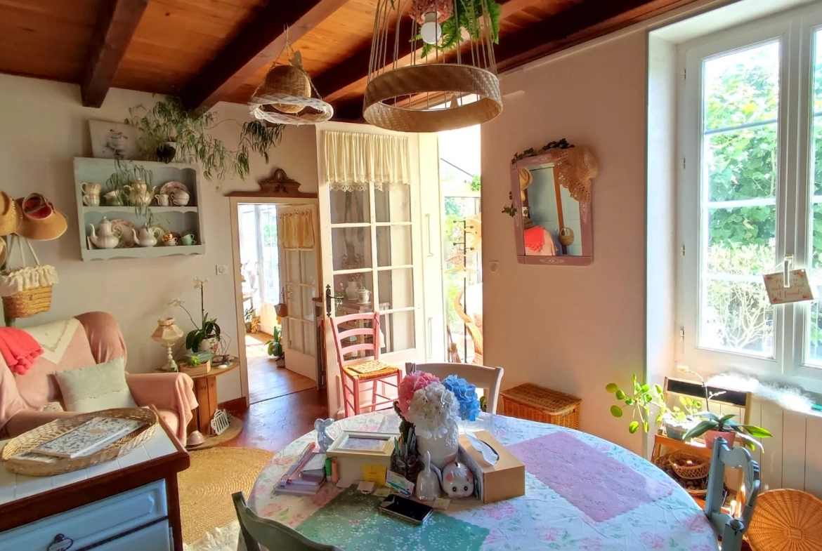 Charmante maison en pierres avec cour arborée à Saint Hilaire de Villefranche 