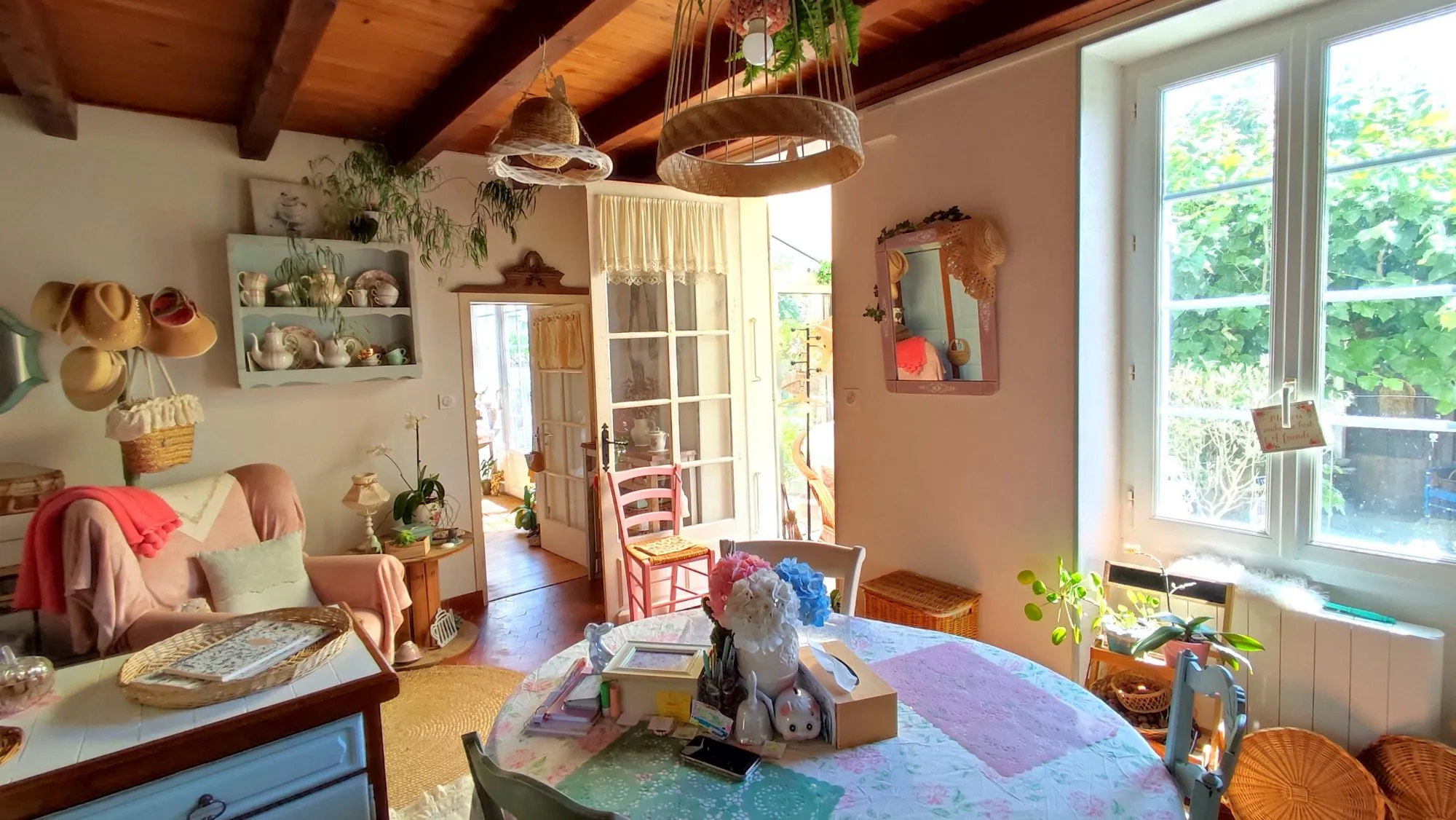 Charmante maison en pierres avec cour arborée à Saint Hilaire de Villefranche 
