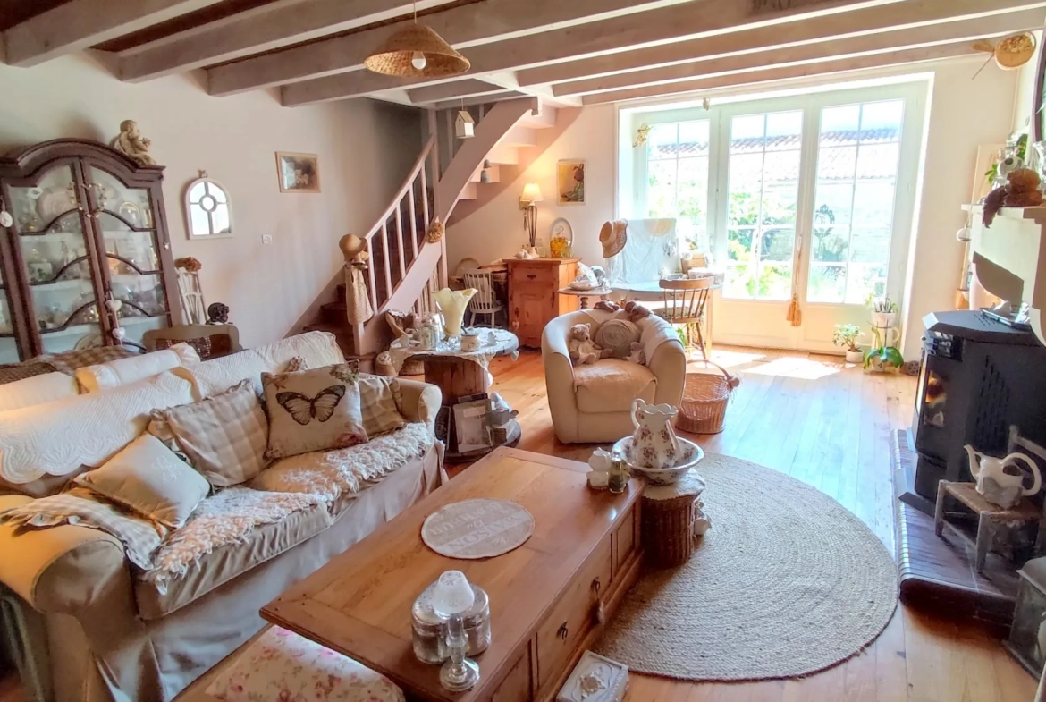 Charmante maison en pierres avec cour arborée à Saint Hilaire de Villefranche 
