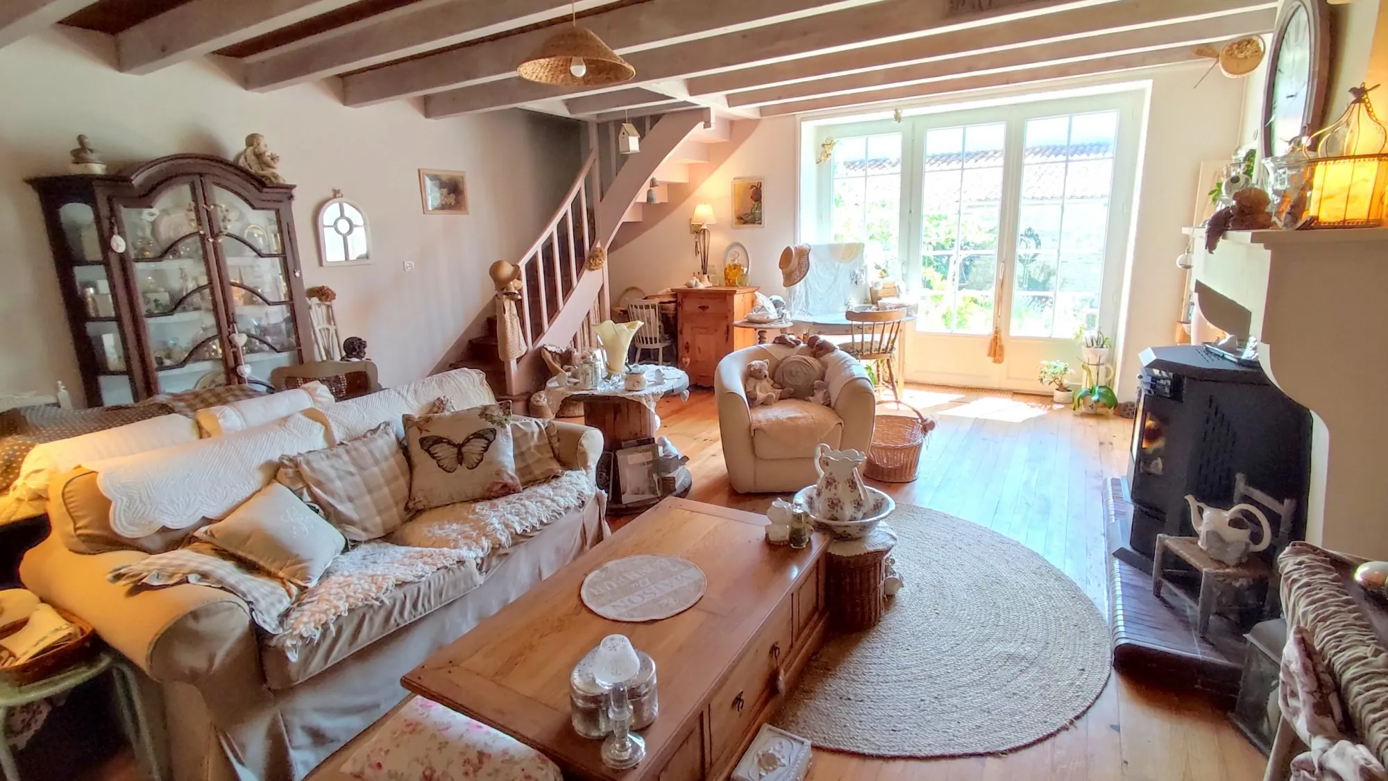 Charmante maison en pierres avec cour arborée à Saint Hilaire de Villefranche 