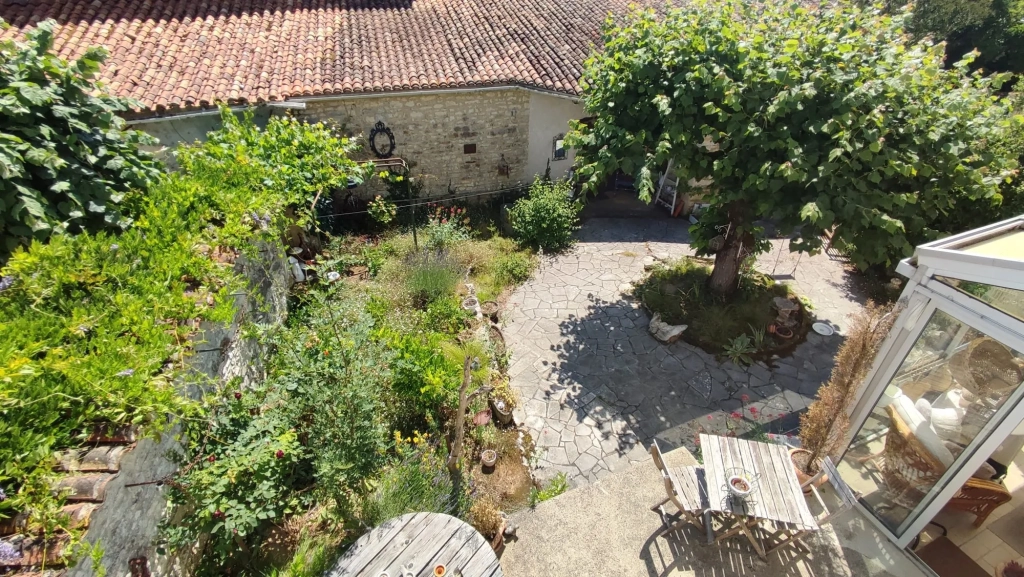 Charmante maison en pierres avec cour arborée à Saint Hilaire de Villefranche