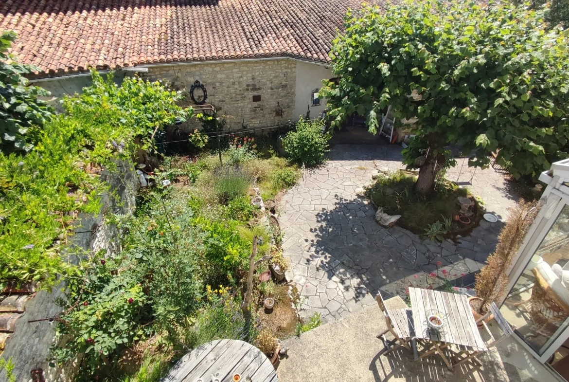 Charmante maison en pierres avec cour arborée à Saint Hilaire de Villefranche 