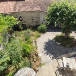 Charmante maison en pierres avec cour arborée à Saint Hilaire de Villefranche