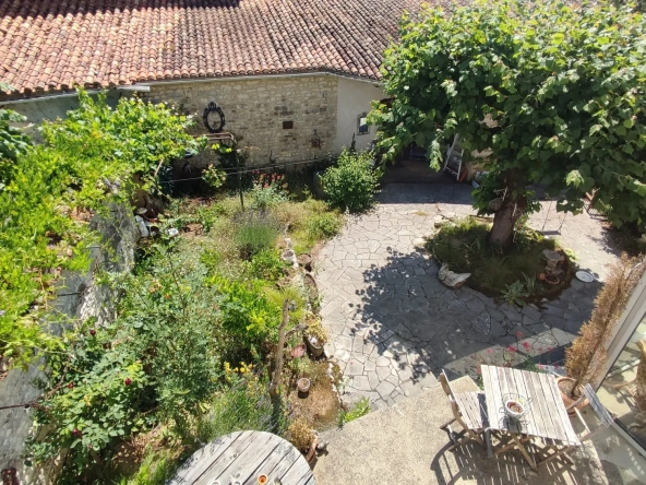 Charmante maison en pierres avec cour arborée à Saint Hilaire de Villefranche