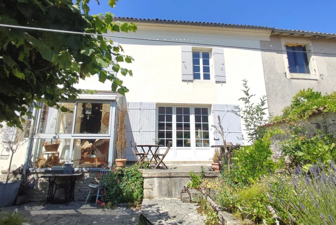 Charmante maison en pierres avec cour arborée à Saint Hilaire de Villefranche 