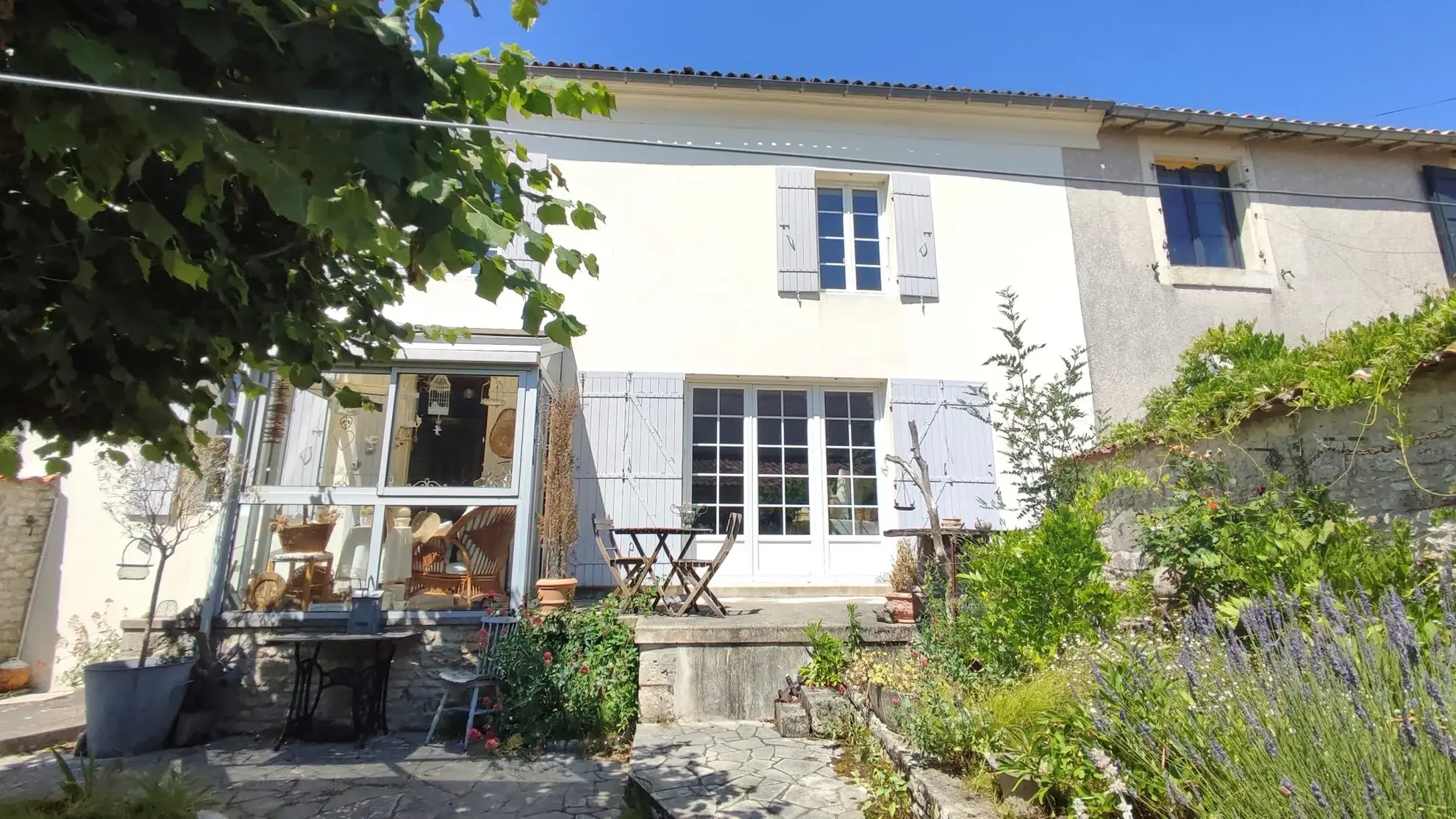 Charmante maison en pierres avec cour arborée à Saint Hilaire de Villefranche 