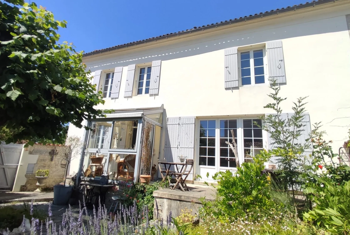 Charmante maison en pierres avec cour arborée à Saint Hilaire de Villefranche 
