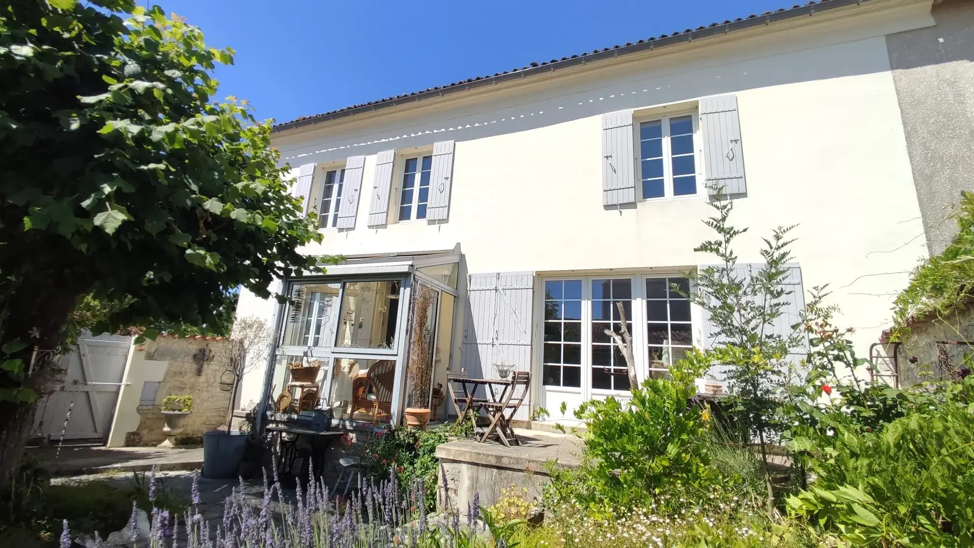 Charmante maison en pierres avec cour arborée à Saint Hilaire de Villefranche 