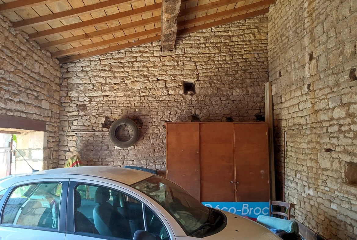 Charmante maison en pierres avec cour arborée à Saint Hilaire de Villefranche 