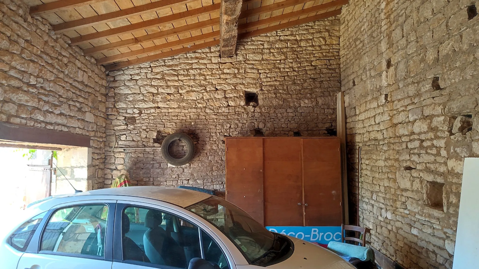 Charmante maison en pierres avec cour arborée à Saint Hilaire de Villefranche 