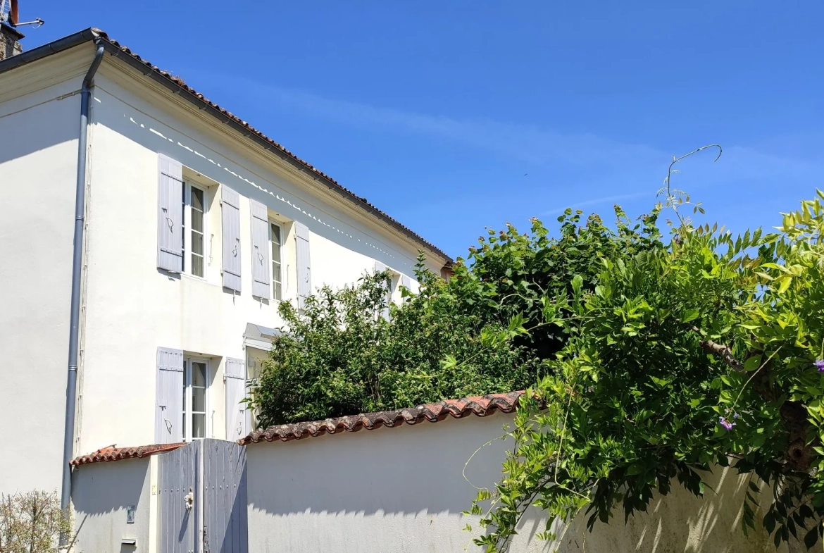 Charmante maison en pierres avec cour arborée à Saint Hilaire de Villefranche 