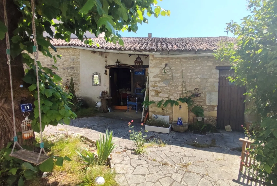 Charmante maison en pierres avec cour arborée à Saint Hilaire de Villefranche 