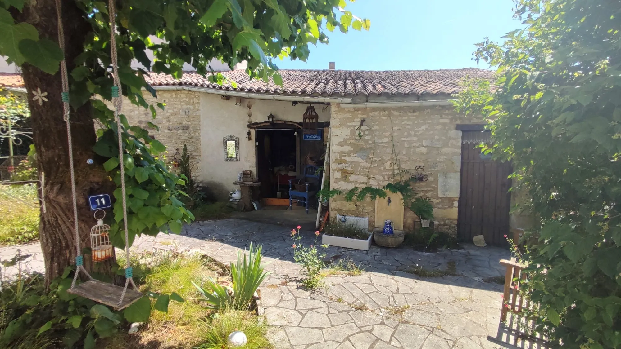 Charmante maison en pierres avec cour arborée à Saint Hilaire de Villefranche 