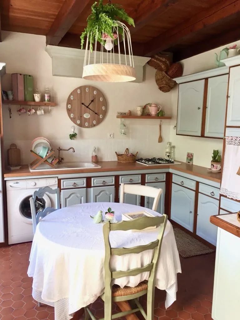 Charmante maison en pierres avec cour arborée à Saint Hilaire de Villefranche 