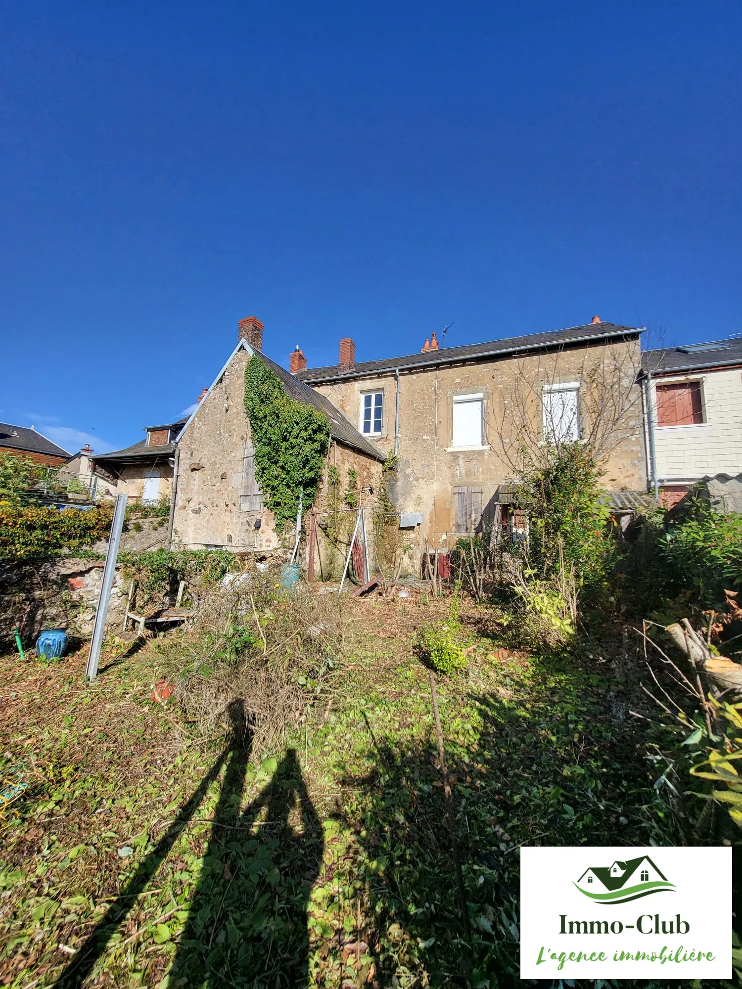 Bâtisse à rénover en Morvan avec potentiel de transformation et jardin clos 
