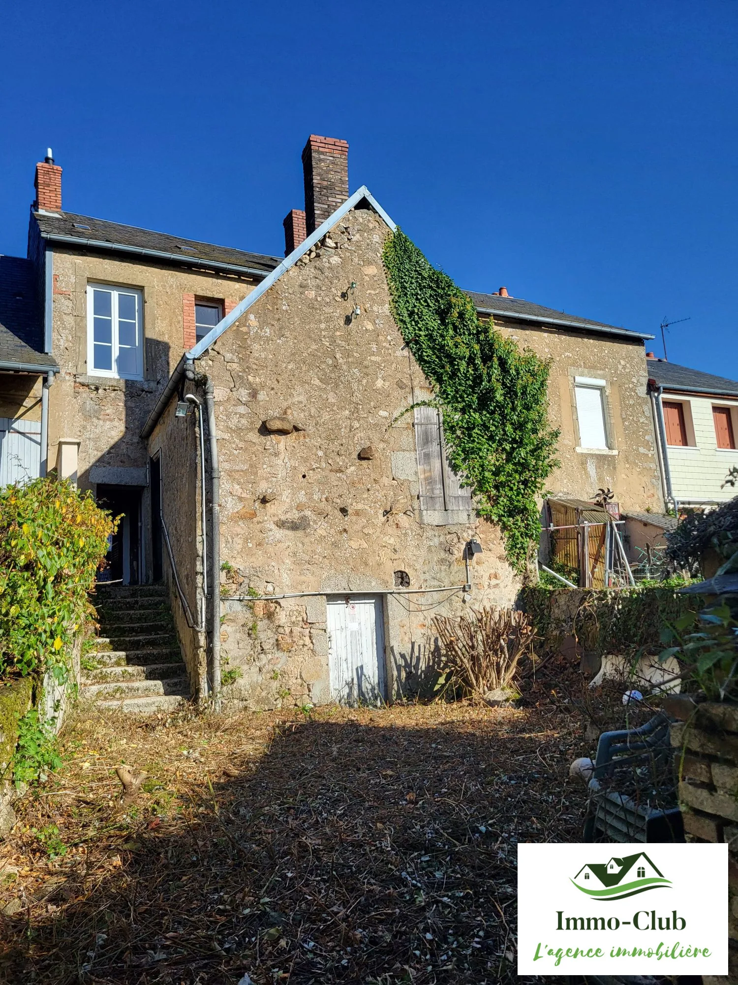 Bâtisse à rénover en Morvan avec potentiel de transformation et jardin clos 