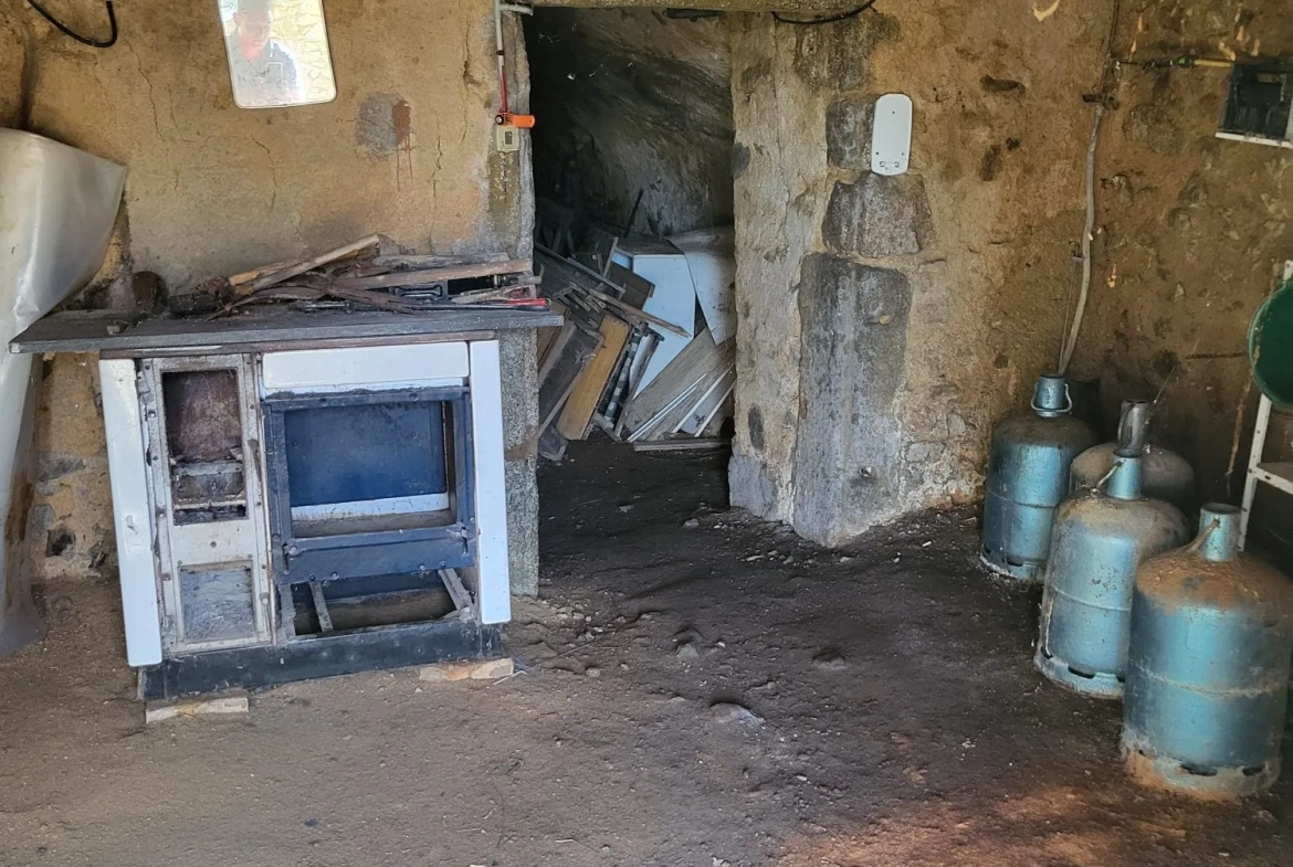 Bâtisse à rénover en Morvan avec potentiel de transformation et jardin clos 