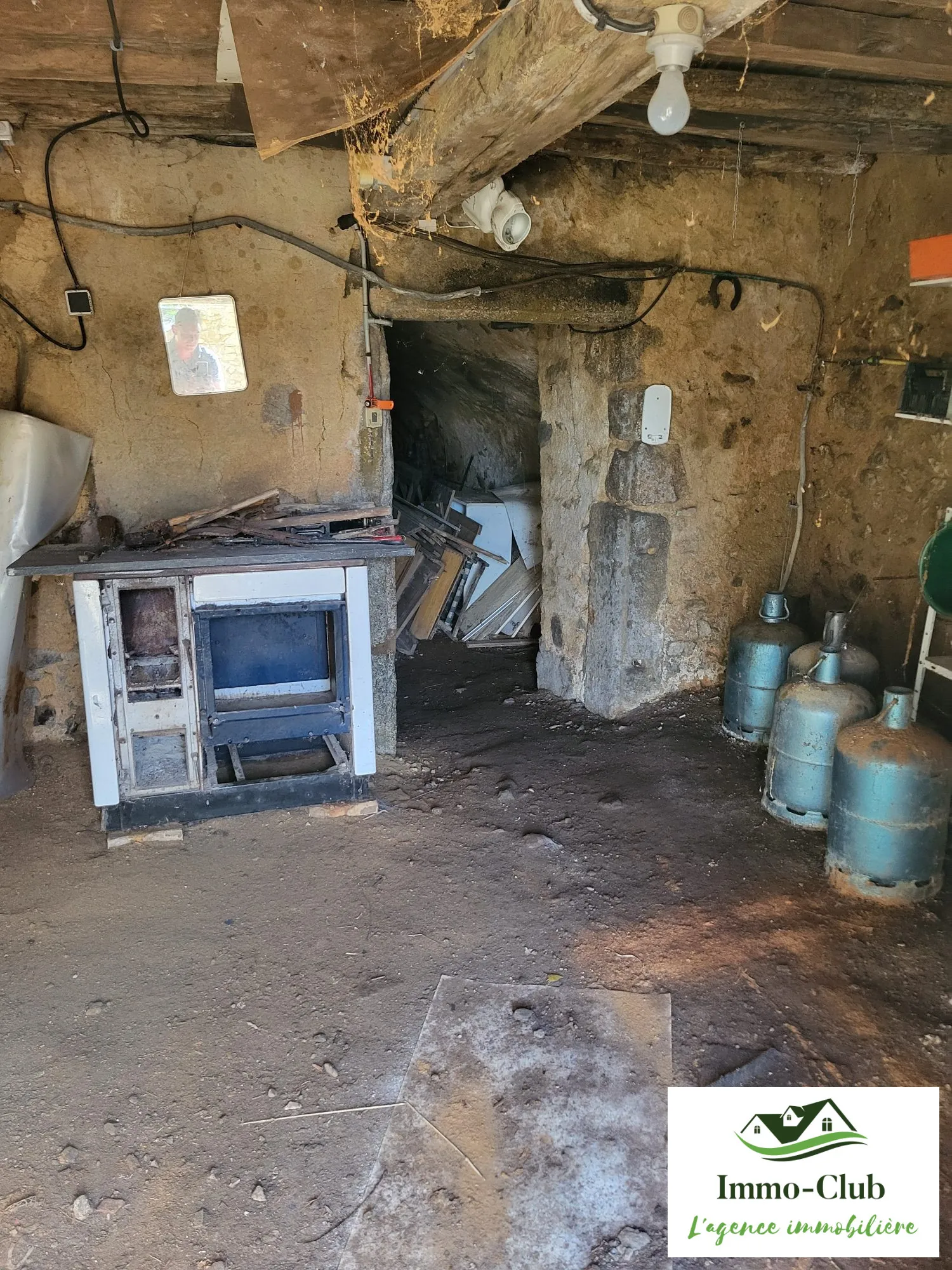 Bâtisse à rénover en Morvan avec potentiel de transformation et jardin clos 