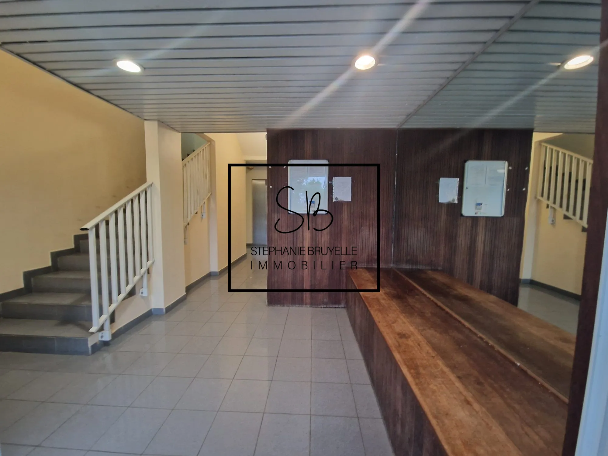 Studio à Fort-de-France avec rentabilité de 8%, surface de 19,21 m², terrasse et parking 