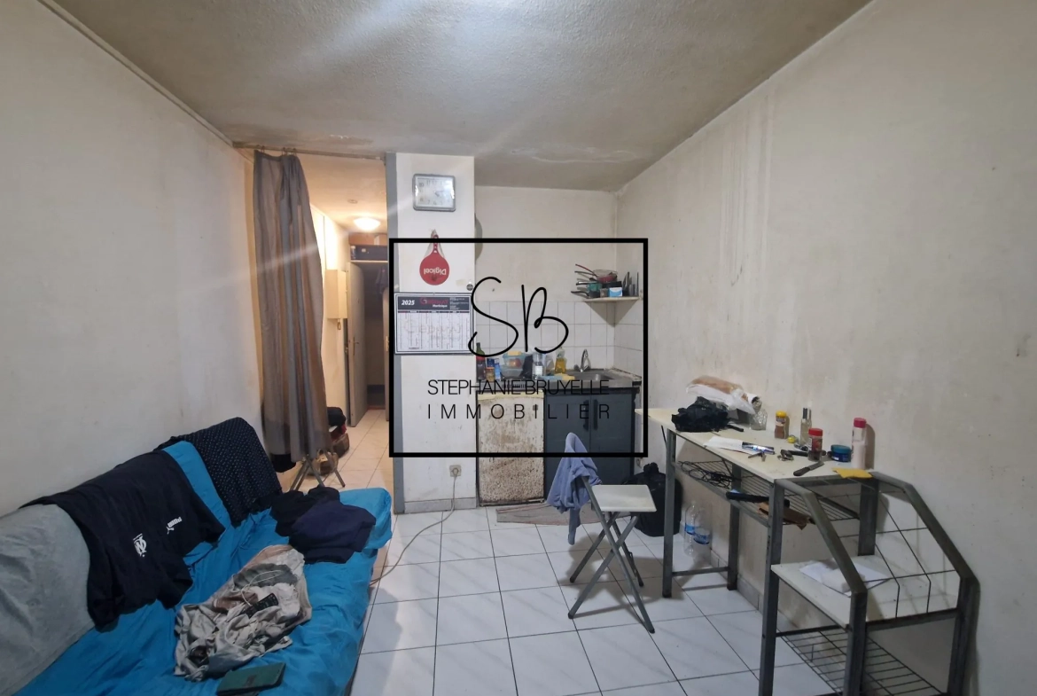 Studio à Fort-de-France avec rentabilité de 8%, surface de 19,21 m², terrasse et parking 