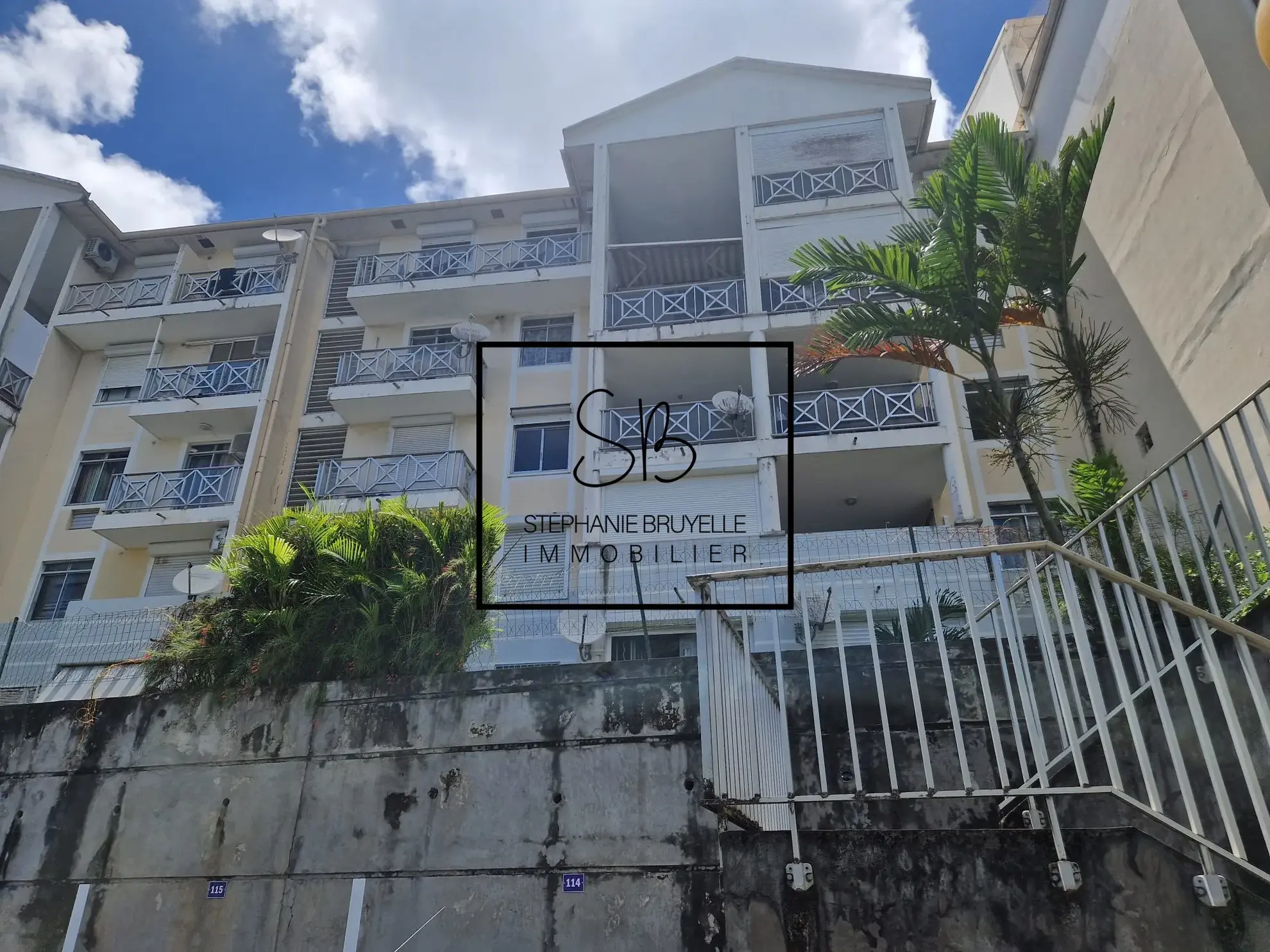 Studio à Fort-de-France avec rentabilité de 8%, surface de 19,21 m², terrasse et parking 
