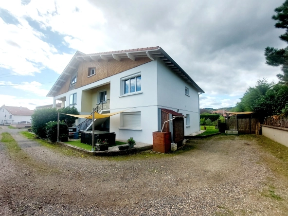 Maison à Montbrison de 121 m² avec terrain, 5 chambres, rénovation récente à vendre