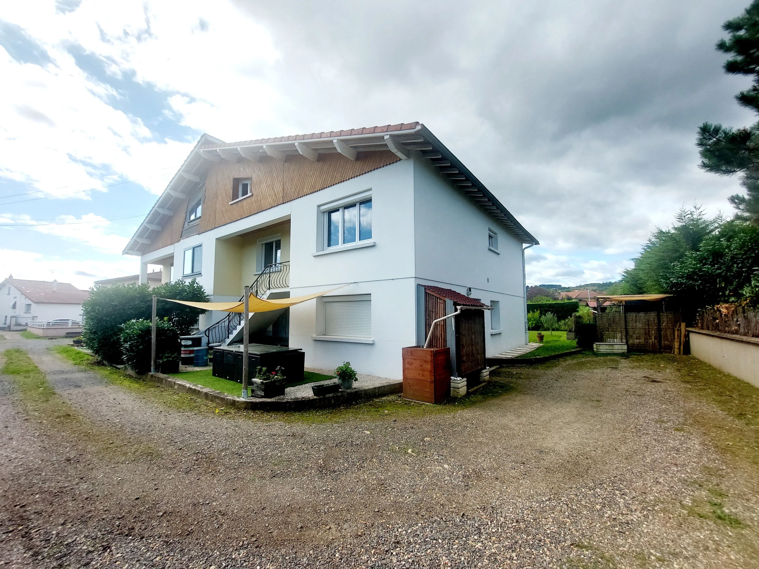 Maison à Montbrison de 121 m² avec terrain, 5 chambres, rénovation récente à vendre 