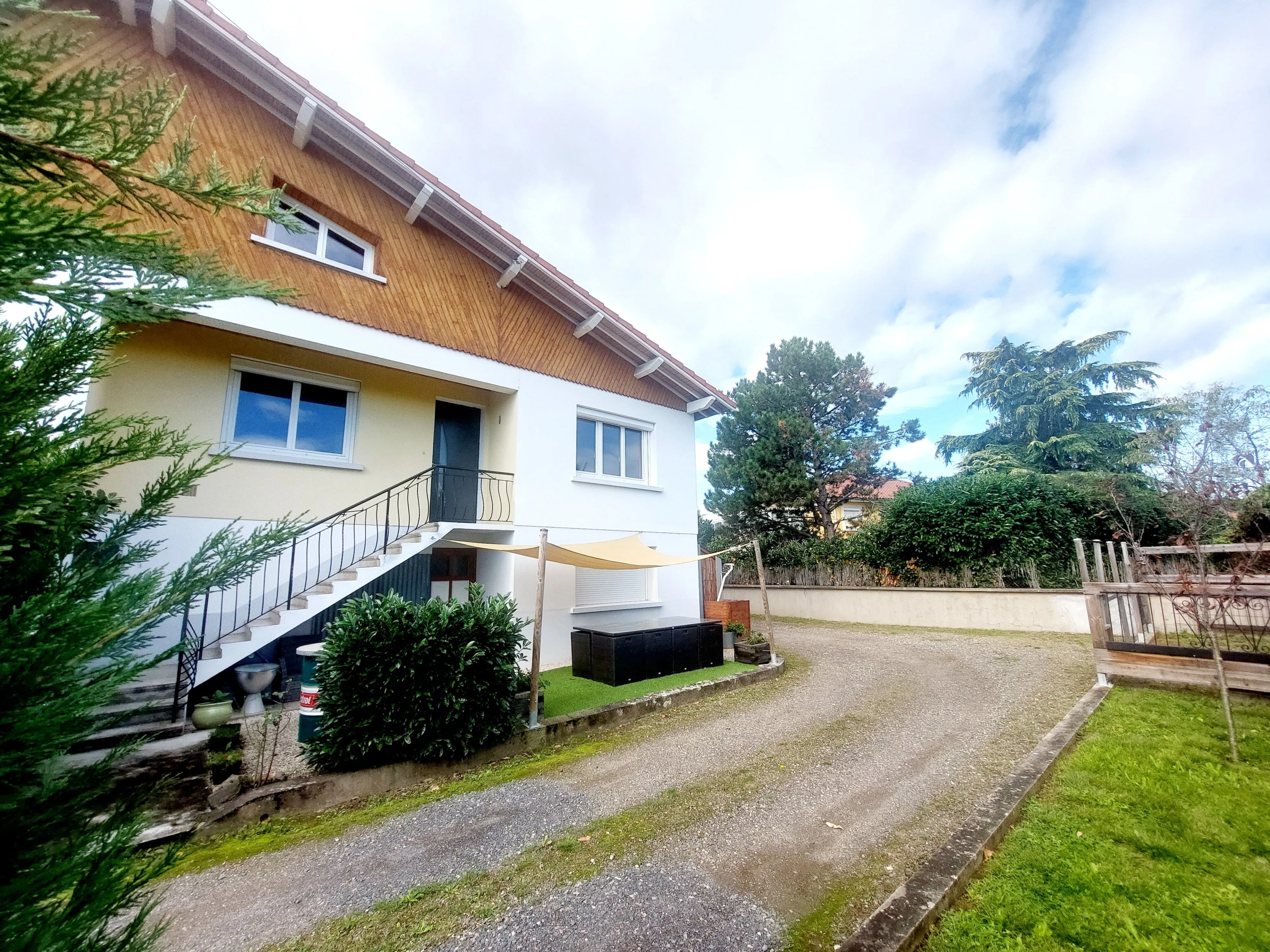 Maison à Montbrison de 121 m² avec terrain, 5 chambres, rénovation récente à vendre 