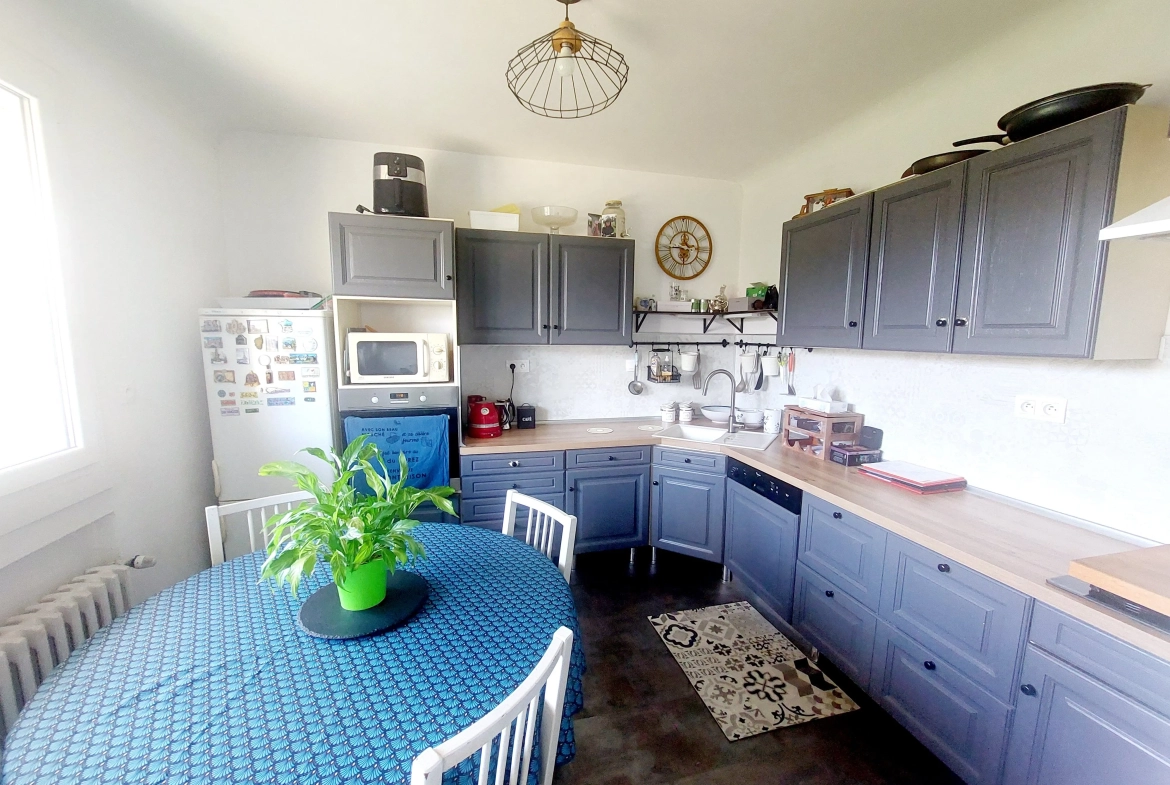 Maison à Montbrison de 121 m² avec terrain, 5 chambres, rénovation récente à vendre 