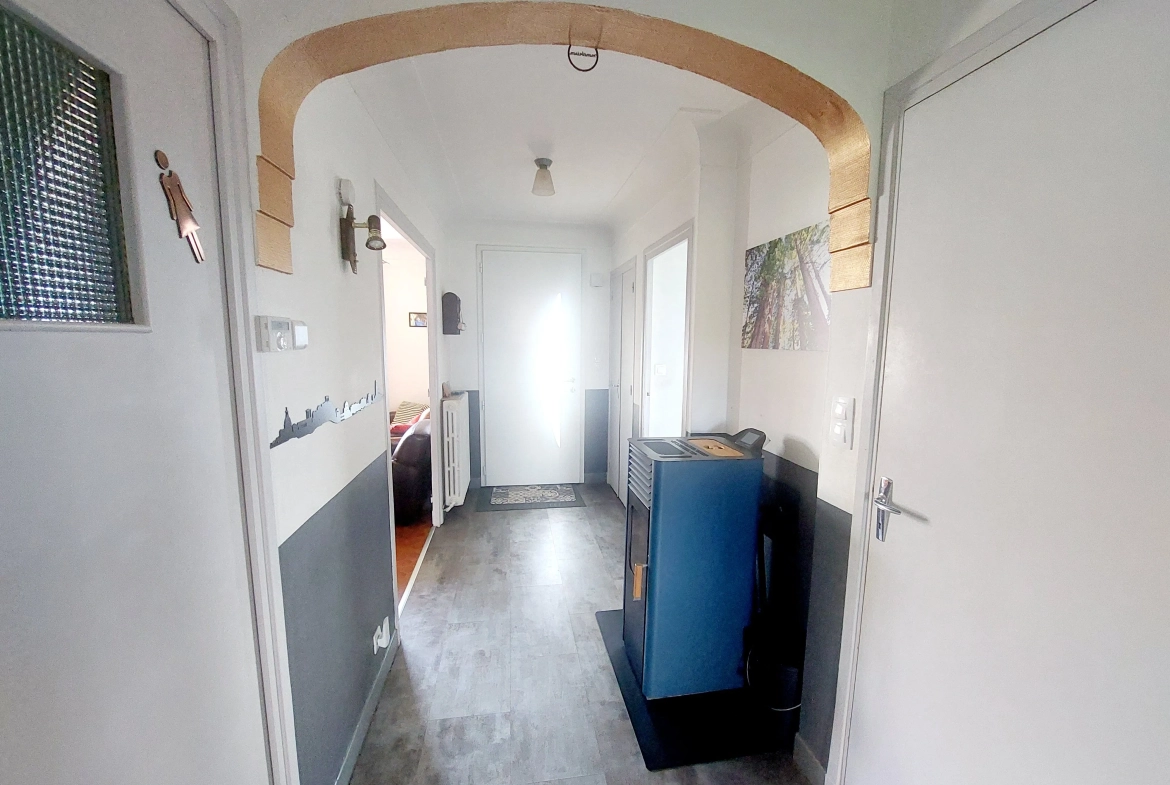 Maison à Montbrison de 121 m² avec terrain, 5 chambres, rénovation récente à vendre 