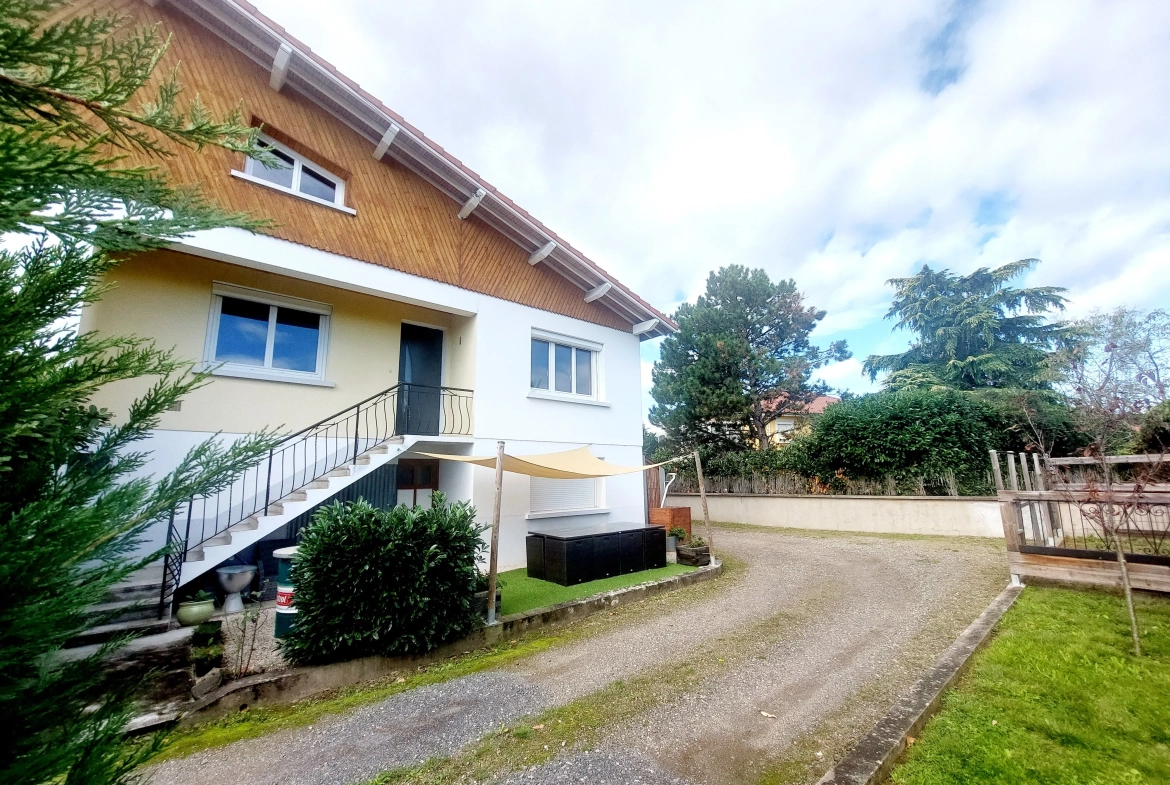 Maison à Montbrison de 121 m² avec terrain, 5 chambres, rénovation récente à vendre 