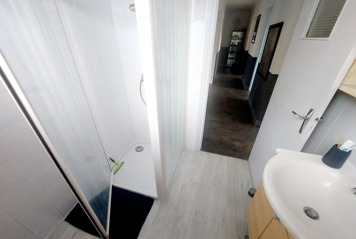 Maison à Montbrison de 121 m² avec terrain, 5 chambres, rénovation récente à vendre 