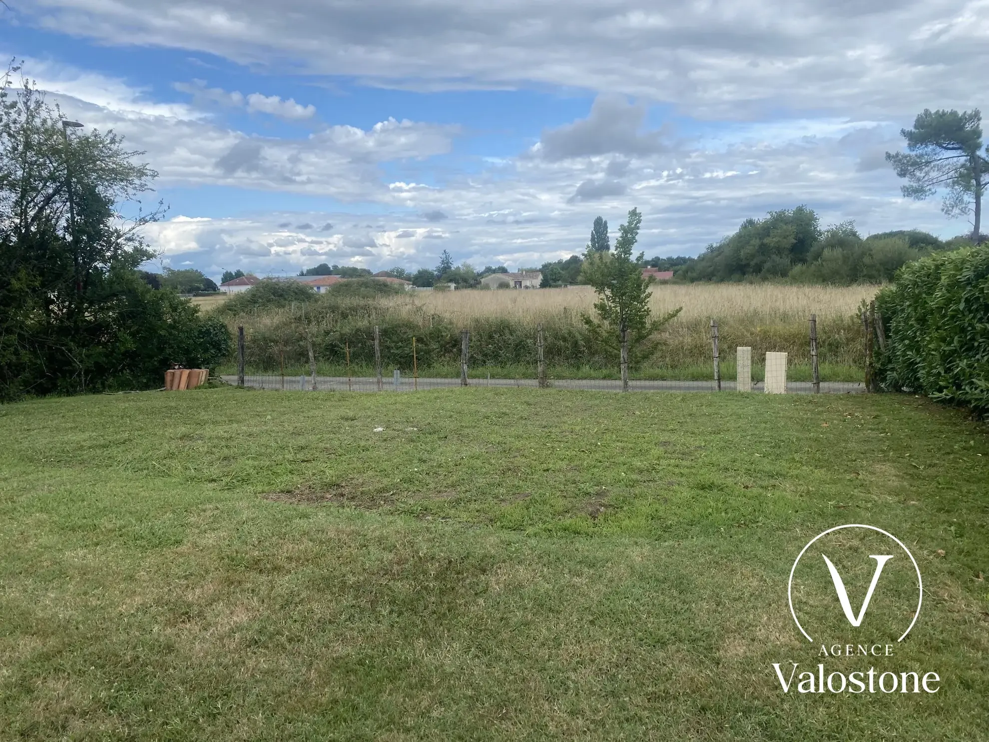 Terrain constructible de 3700 m² à Aubagnan, environnement calme et proche de la nature 