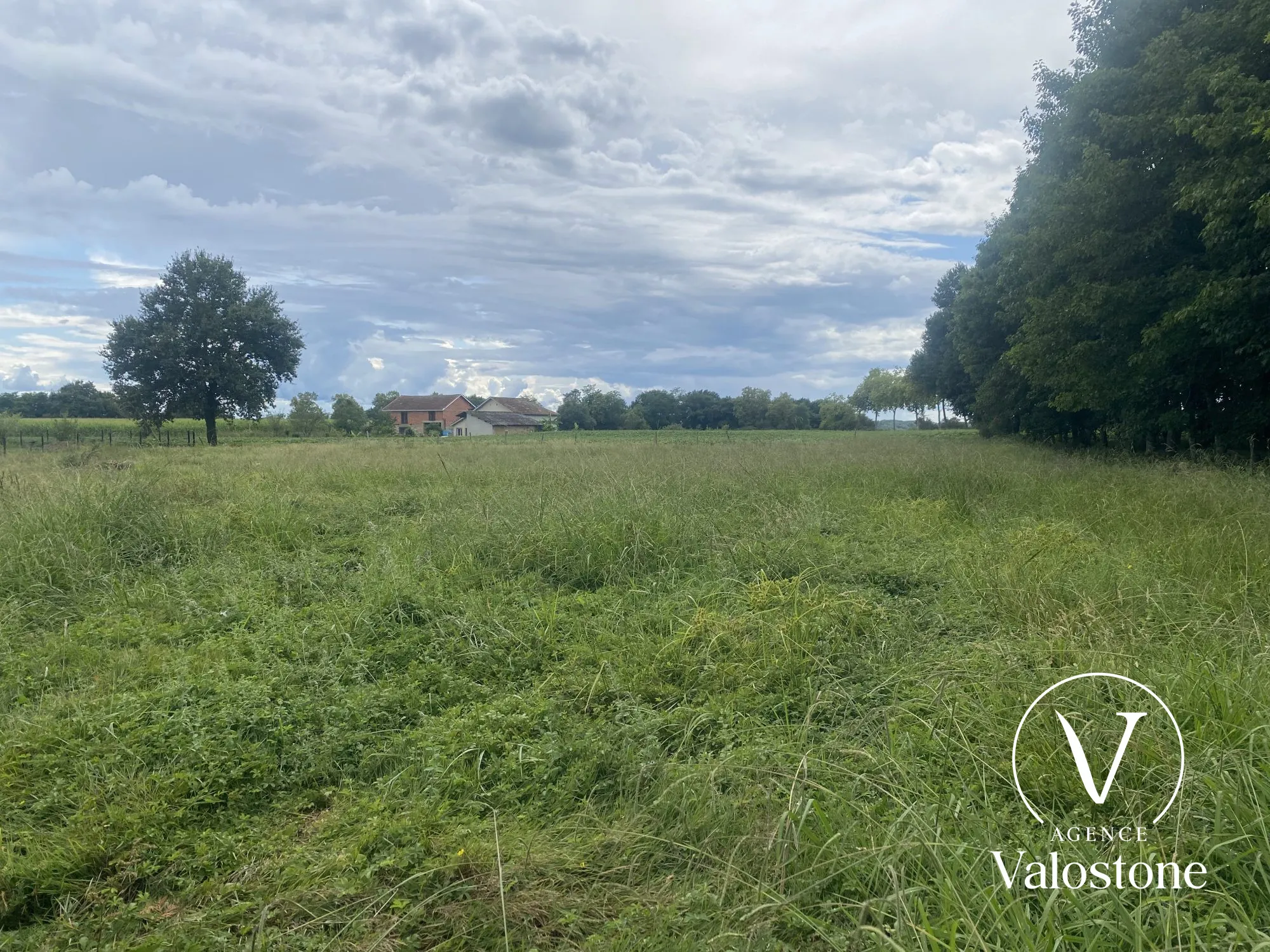 Terrain constructible de 3700 m² à Aubagnan, environnement calme et proche de la nature 